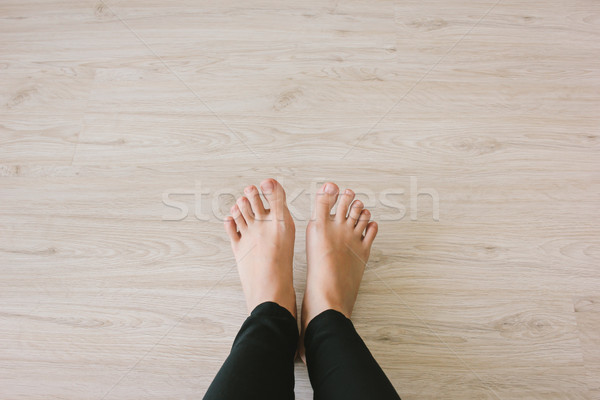 Bose stopy górę widoku kobieta drewna Zdjęcia stock © happydancing