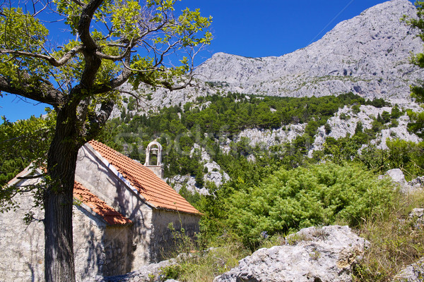 Alten Kapelle Stein Dorf unterhalb Berge Stock foto © Harlekino