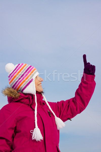 [[stock_photo]]: Fille · vêtements · pointant · souriant · jolie · jeune · fille