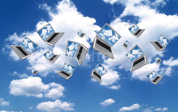 Multe laptop-uri care zboară nori calculator Internet Imagine de stoc © Hasenonkel