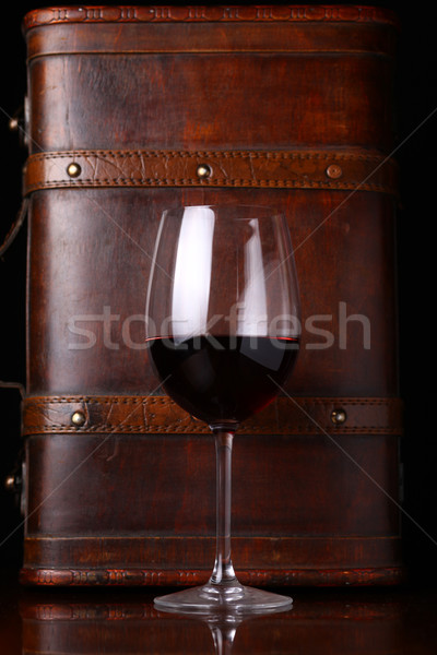 Vidrio vino tinto caso vino Foto stock © hiddenhallow