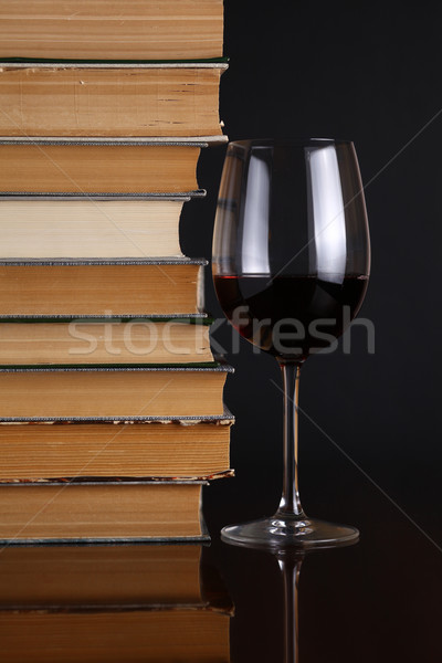 Verre de vin livres verre vin rouge réfléchissant surface [[stock_photo]] © hiddenhallow