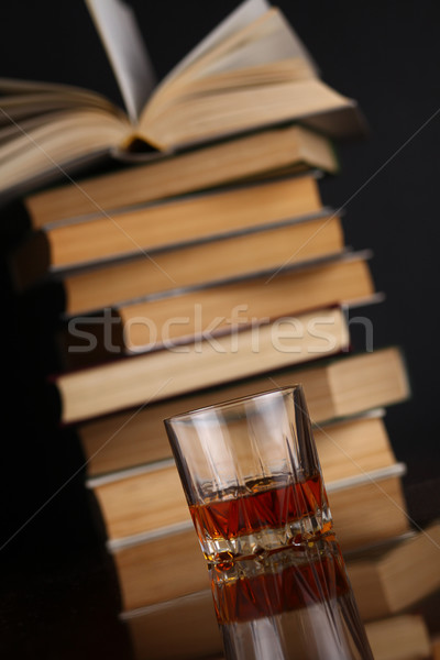 Vidrio whisky libros superficie beber Foto stock © hiddenhallow