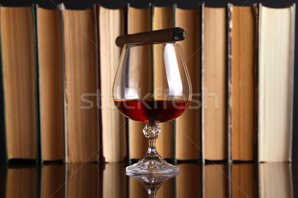 Foto stock: Vidrio · brandy · libros · superficie · cigarro
