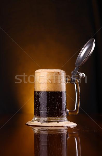 Taza oscuro cerveza vidrio burbujas reflexión Foto stock © hiddenhallow