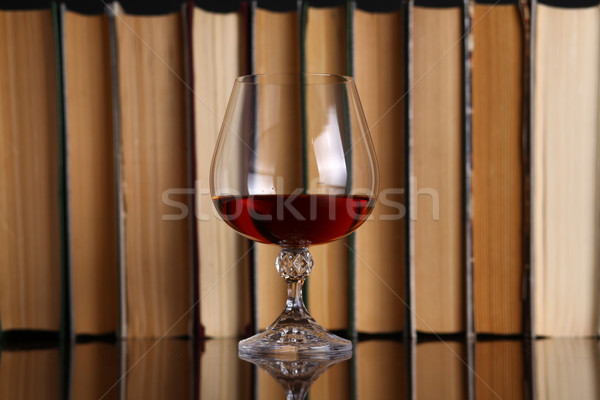 Sticlă brandy cărţi suprafata bea Imagine de stoc © hiddenhallow