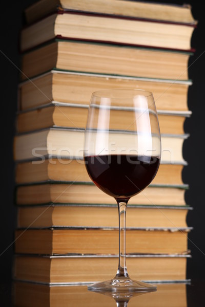 Copa de vino libros vidrio vino tinto superficie Foto stock © hiddenhallow