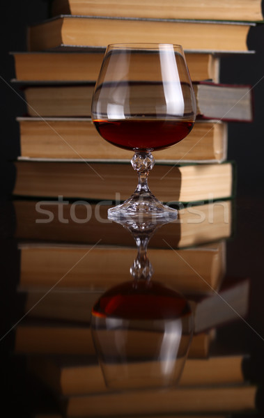 Sticlă brandy cărţi suprafata bea Imagine de stoc © hiddenhallow