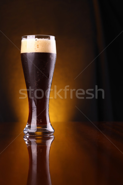 Glas donkere bier lang Geel reflectie Stockfoto © hiddenhallow