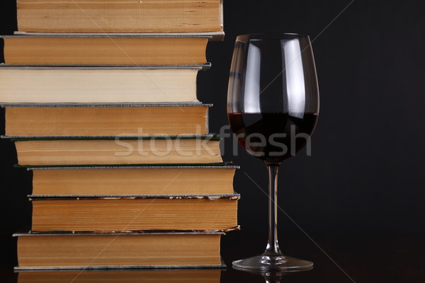 Copa de vino libros vidrio vino tinto superficie Foto stock © hiddenhallow