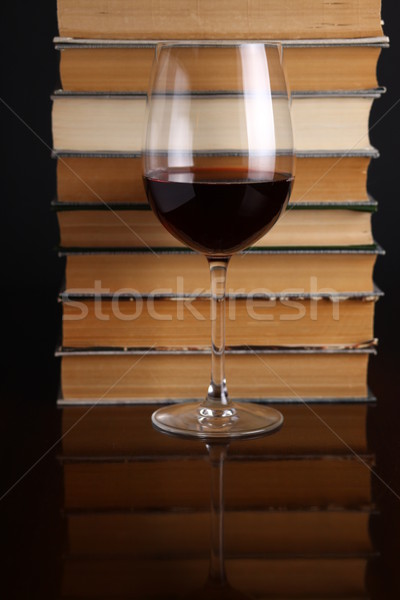 Copa de vino libros vidrio vino tinto superficie Foto stock © hiddenhallow