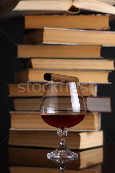 Szkła brandy książek powierzchnia cygara Zdjęcia stock © hiddenhallow