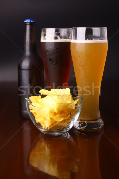 Glas Bier zwei Gläser Bierflasche Kartoffelchips Stock foto © hiddenhallow