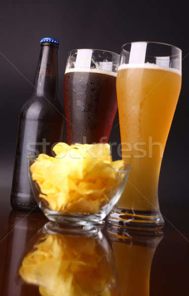 Glas Bier zwei Gläser Bierflasche Kartoffelchips Stock foto © hiddenhallow