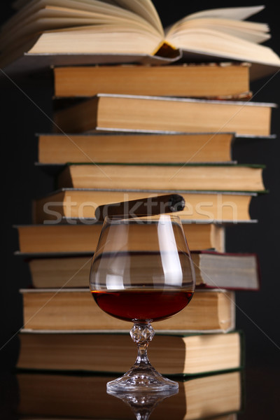 Vidrio brandy libros superficie cigarro Foto stock © hiddenhallow