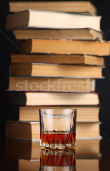 Vidrio whisky libros superficie beber Foto stock © hiddenhallow