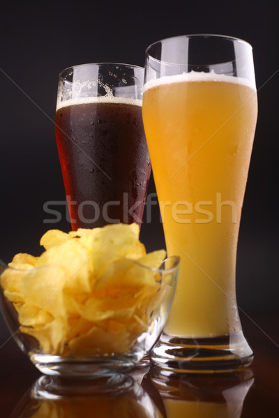 Glas Bier zwei Gläser Kartoffelchips dunkel Stock foto © hiddenhallow