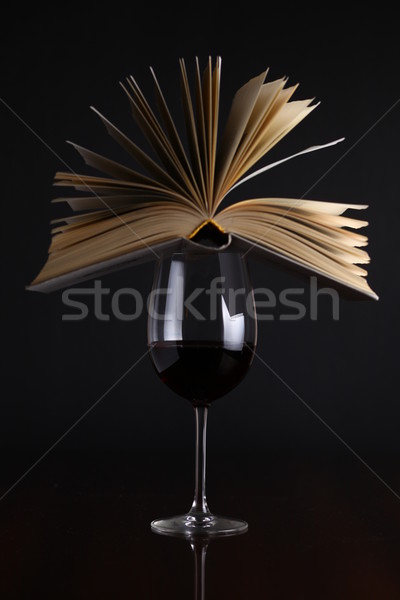 Copa de vino libros vidrio vino tinto superficie Foto stock © hiddenhallow