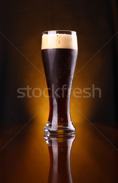 Glas donkere bier lang Geel reflectie Stockfoto © hiddenhallow