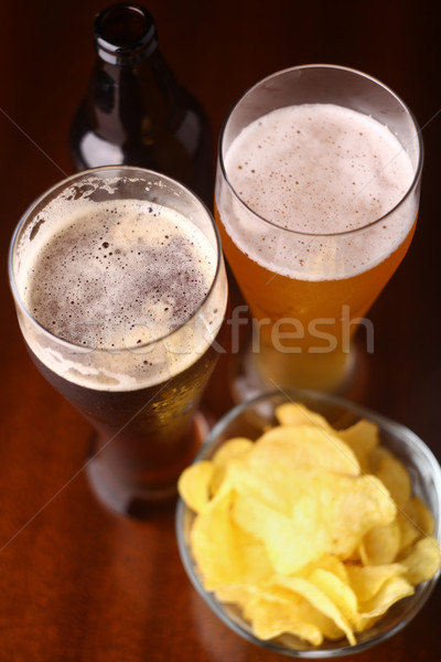 Glas Bier zwei Gläser Kartoffelchips Holztisch Stock foto © hiddenhallow