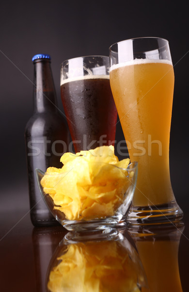 Glas Bier zwei Gläser Bierflasche Kartoffelchips Stock foto © hiddenhallow