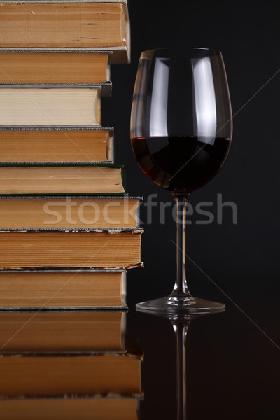 şarap kadehi kitaplar cam yüzey Stok fotoğraf © hiddenhallow