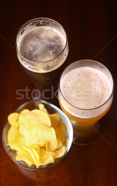 Glas Bier zwei Gläser Kartoffelchips Holztisch Stock foto © hiddenhallow