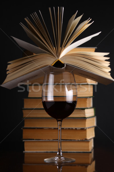 Verre de vin livres verre vin rouge réfléchissant surface [[stock_photo]] © hiddenhallow