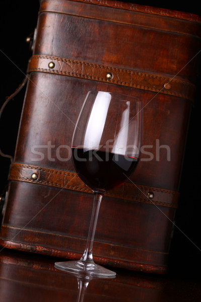 Vidrio vino tinto caso vino Foto stock © hiddenhallow