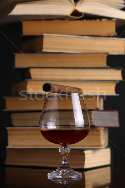 Foto stock: Vidrio · brandy · libros · superficie · cigarro