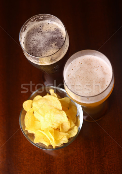 Glas Bier zwei Gläser Kartoffelchips Holztisch Stock foto © hiddenhallow