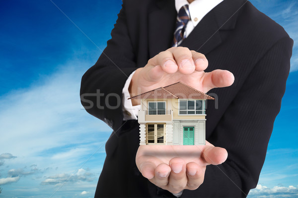 Agentie acoperi model casă mână om Imagine de stoc © hin255