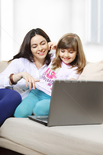 Gyereknevelés anya lánygyermek néz laptop mosolyog Stock fotó © hitdelight