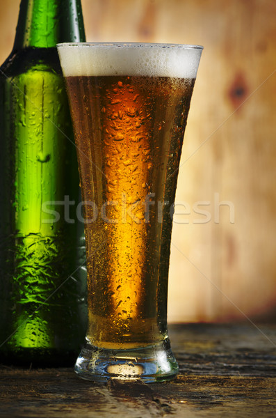 Cerveza vidrio rústico mesa de madera agua alimentos Foto stock © hitdelight