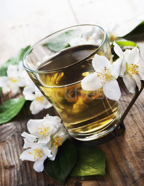 Foto stock: Taza · de · té · té · mesa · de · madera · flor · fondo · verde