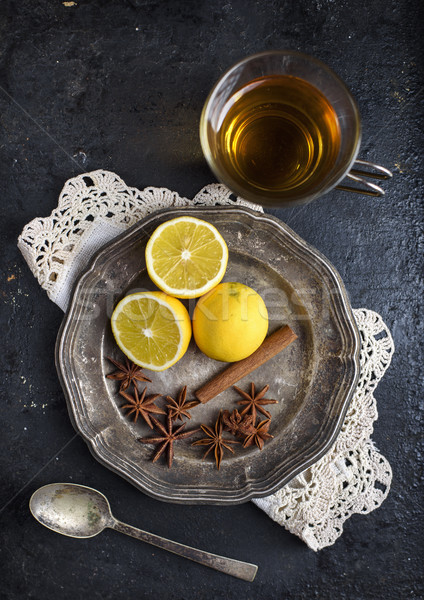 Ceaşcă ceasca de ceai ceai rustic negru tabel Imagine de stoc © hitdelight