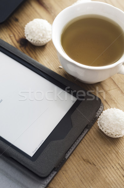 Ebook lector té taza de té mesa de madera ordenador Foto stock © hitdelight