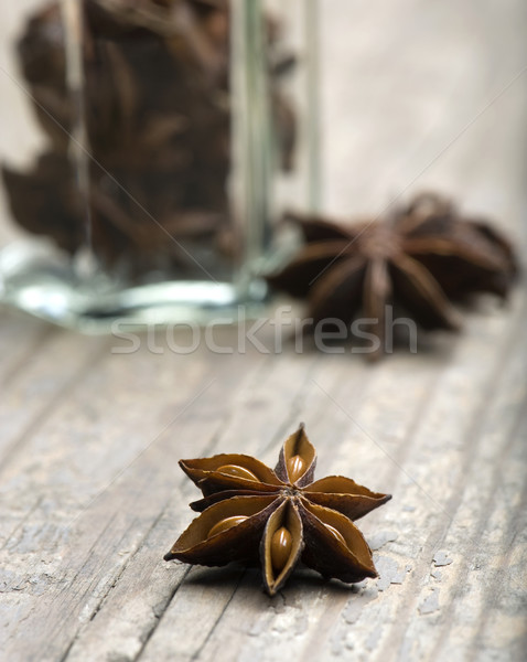Stea anason condiment borcan masa de lemn tabel Imagine de stoc © HJpix