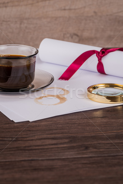 Taza de café papel detective sombrero edad mesa de madera Foto stock © homydesign