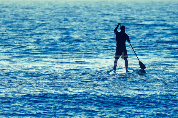 Mann stehen up Bord Meer Stock foto © homydesign