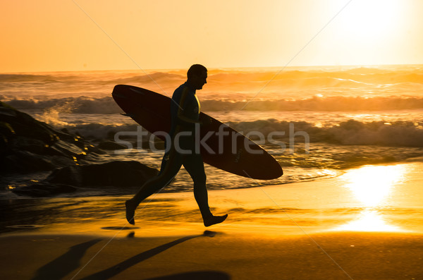 Surfer lopen strand golven zonsondergang Portugal Stockfoto © homydesign
