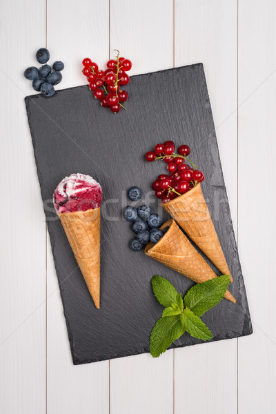 Bogyó fagylalttölcsér piros gyümölcsök fa asztal étel Stock fotó © homydesign