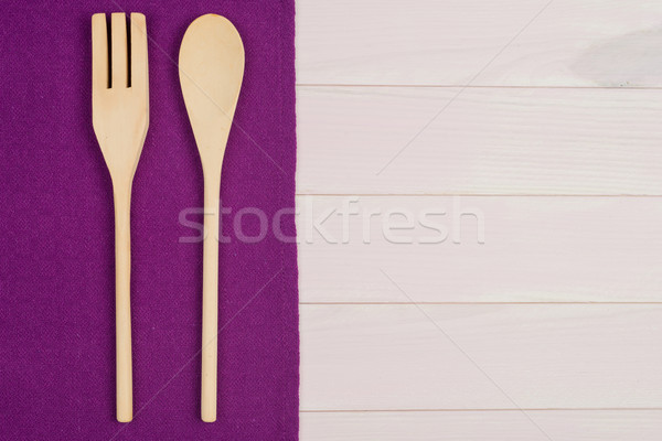 Utensili da cucina viola asciugamano legno tavolo da cucina Foto d'archivio © homydesign