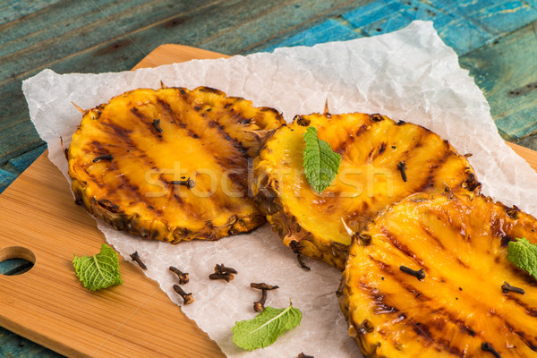 ızgara ananas dilimleri ahşap masa meyve yeme Stok fotoğraf © homydesign