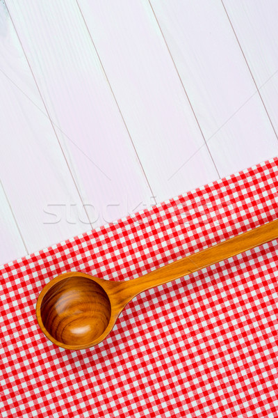 Ustensile de bucatarie roşu prosop alb masa de bucatarie Imagine de stoc © homydesign