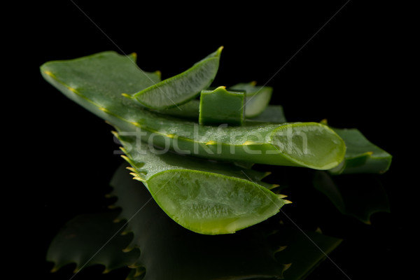 Geschnitten Aloe Blatt Wassertropfen isoliert schwarz Stock foto © homydesign