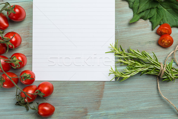 Alb hârtie legume proaspăt colorat masa de bucatarie Imagine de stoc © homydesign