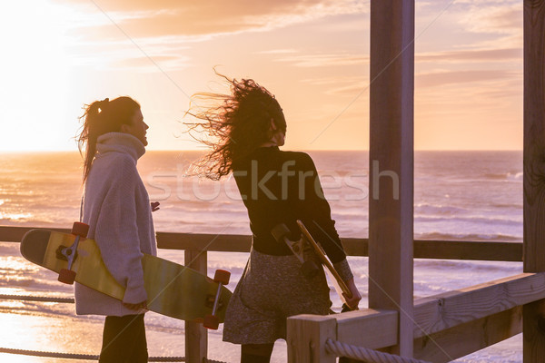 Zdjęcia stock: Dwa · kobiet · znajomych · deskorolka · plaży