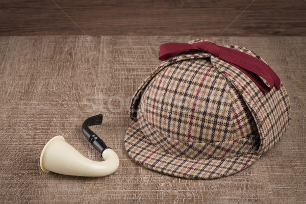 Pălărie tutun ţeavă vechi masa de lemn sticlă Imagine de stoc © homydesign
