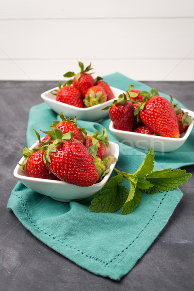 開胃的 草莓 碗 黑色 表 頂部 商業照片 © homydesign